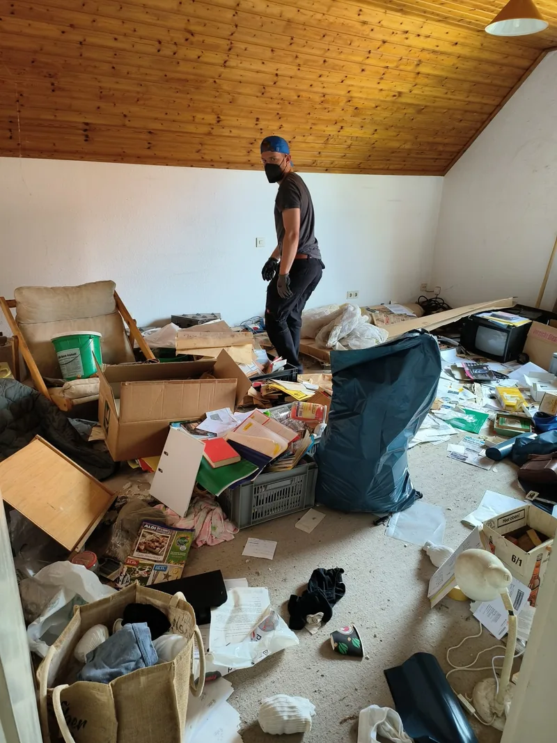 Vollgestelltes Zimmer vor einer Messie-Räumung