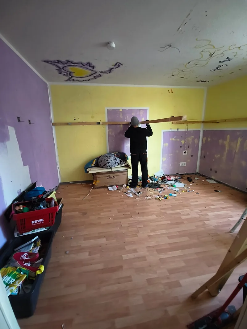 Leer geräumtes Zimmer nach einer Entrümpelung