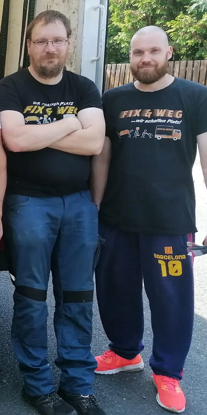 Zwei Mitarbeiter in Fix-und-weg-Shirts